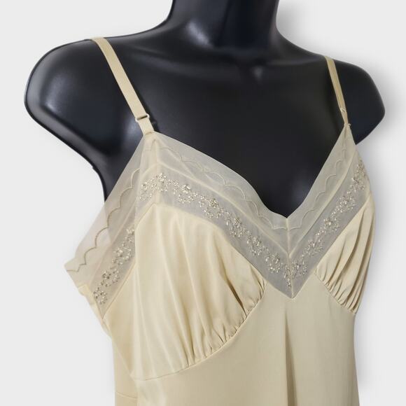 Vtg Vassarette Hollywood Mesh Embroidered Slip Sz 34A Neutral Nude Rockability - Picture 4 of 14